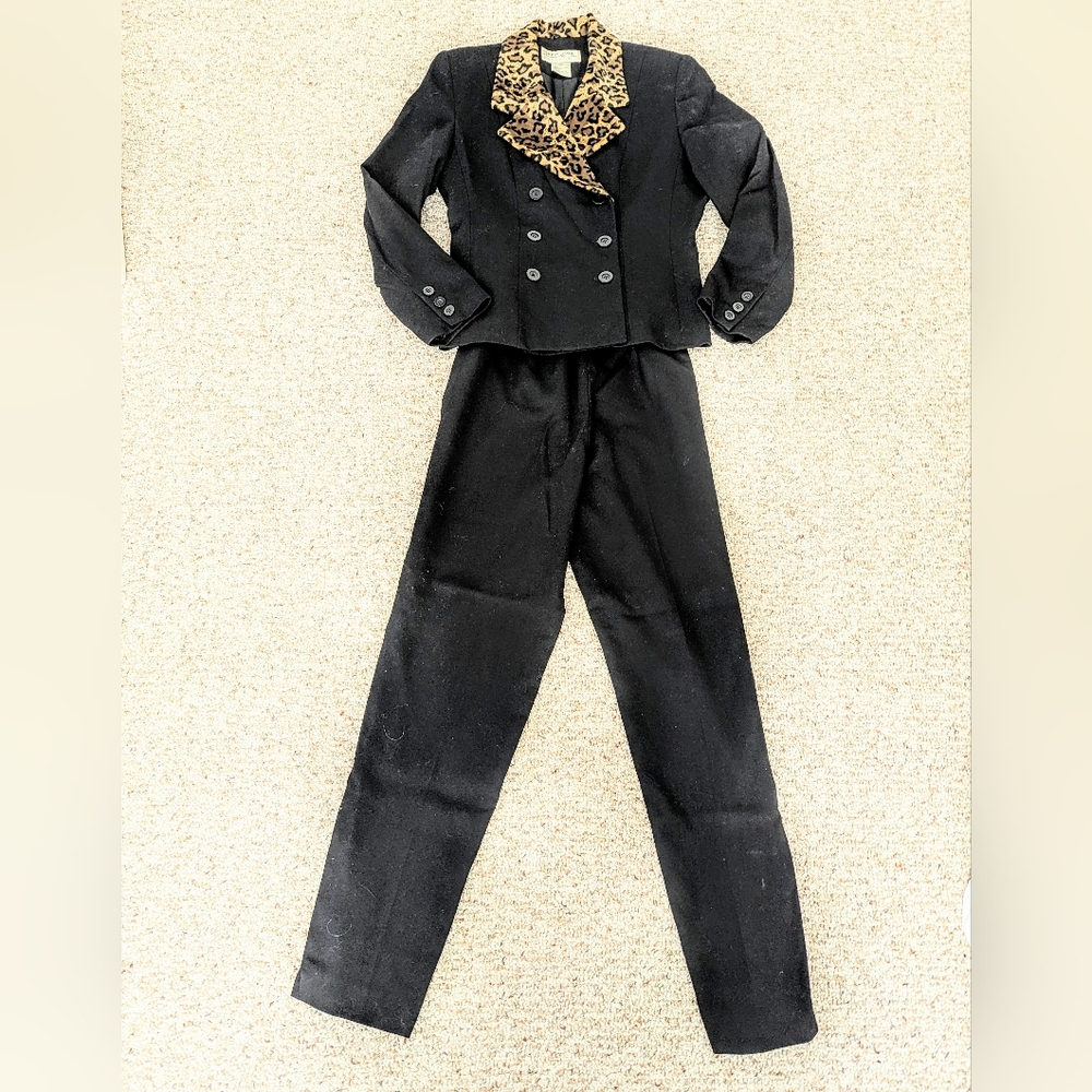 Larry Levine 100% wool crepe pant suit with leopard faux fur collar. black sz 10